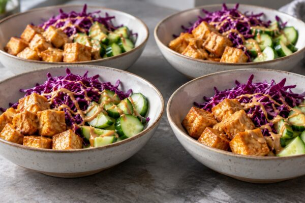 Tofu-Rotkohl-Bowl mit Erdnuss-Limetten-Dressing