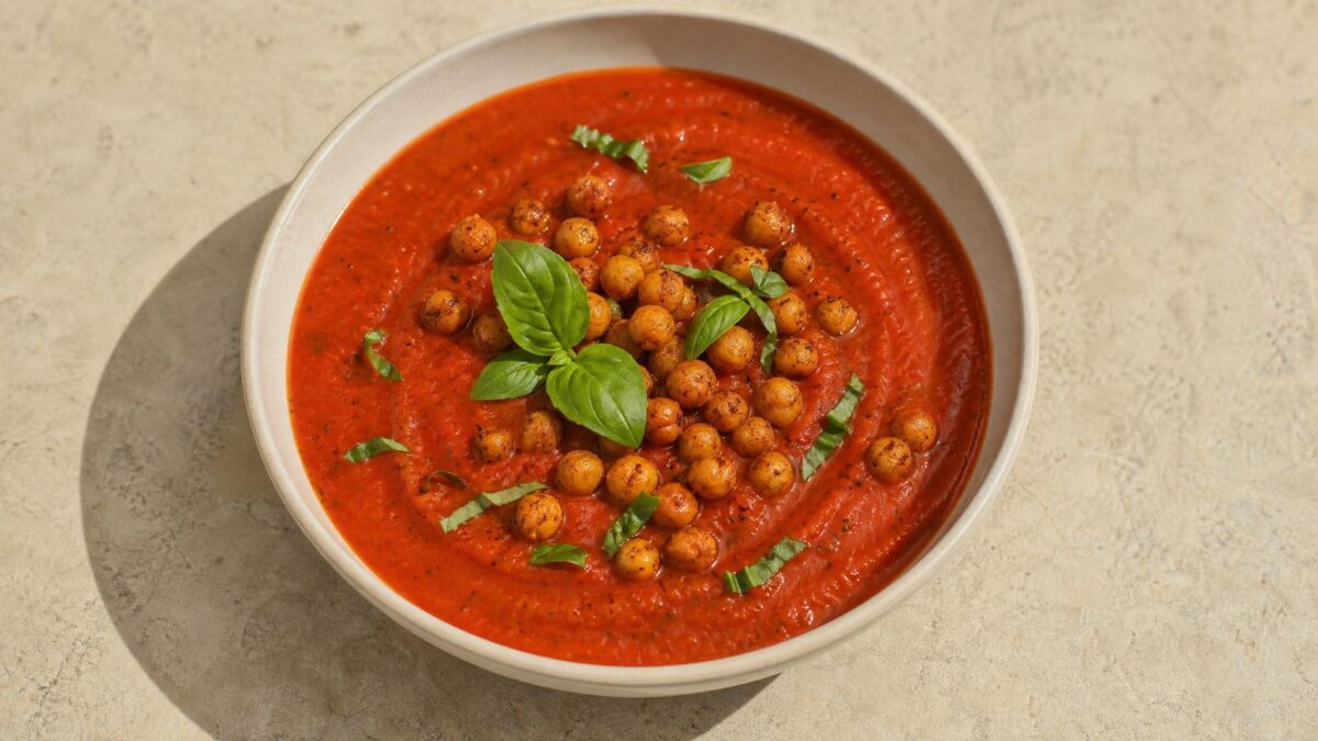 Fertiges Gericht aus einer alternativen Perspektive. Rezept: Tomaten-Basilikum-Suppe mit gerösteten Kichererbsen