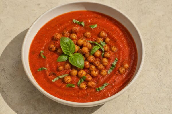 Fertiges Gericht aus einer alternativen Perspektive. Rezept: Tomaten-Basilikum-Suppe mit gerösteten Kichererbsen