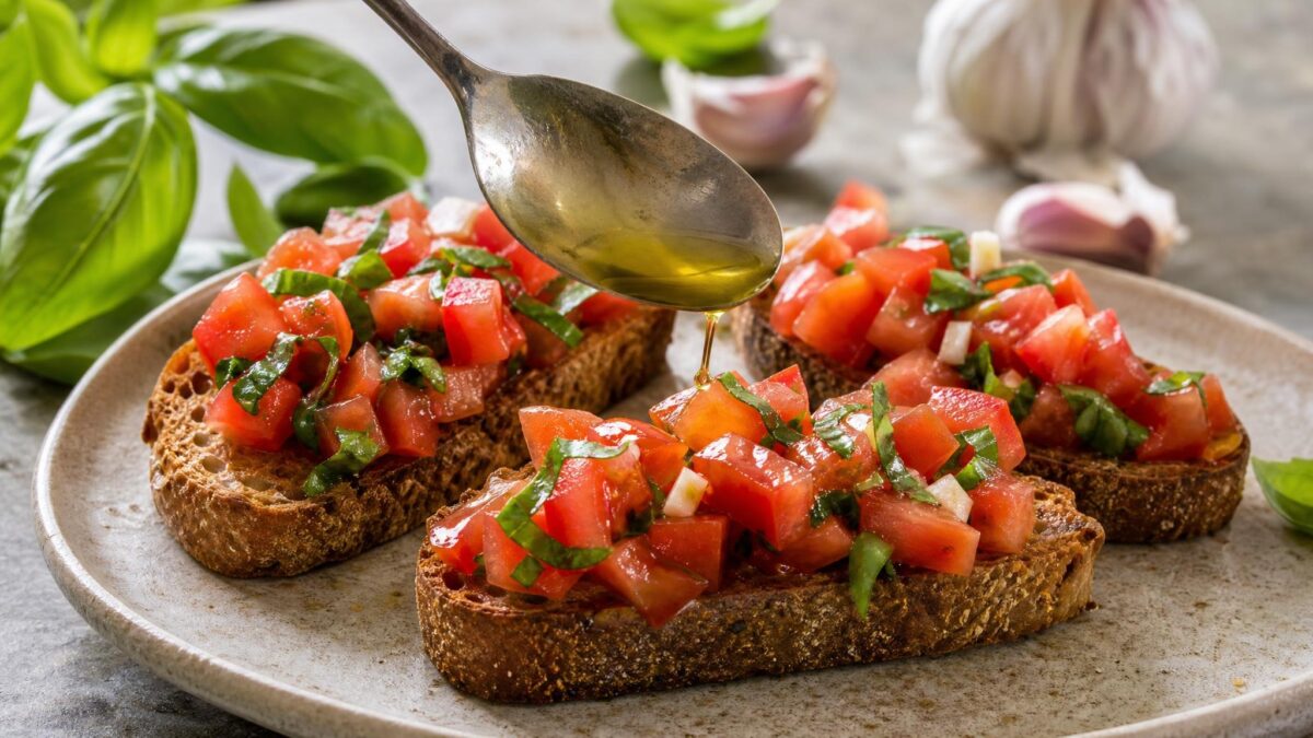 Servierszene mit dem fertigen Gericht. Rezept: Tomaten-Bruschetta mit Basilikum