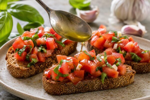 Servierszene mit dem fertigen Gericht. Rezept: Tomaten-Bruschetta mit Basilikum