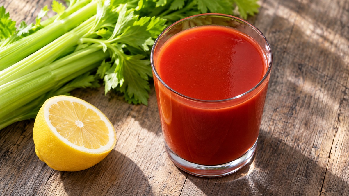 Tomaten-Sellerie-Drink: Fertiges Getränk aus einer alternativen Perspektive.