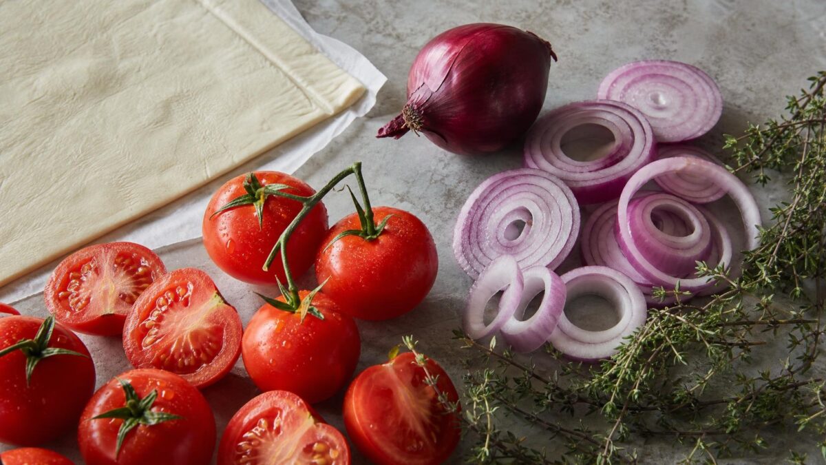 Zutaten- und Vorbereitungsansicht. Rezept: Tomaten-Zwiebel-Tarte mit Kräutern