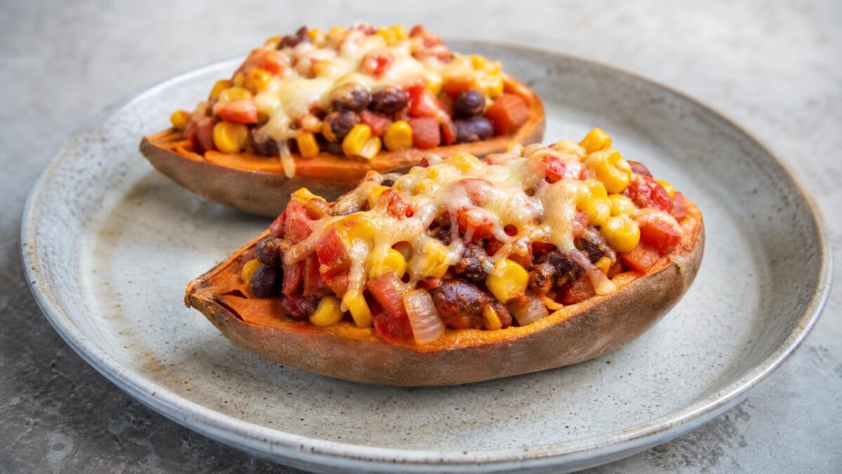 Hauptansicht des fertigen Gerichts. Rezept: Überbackene Süßkartoffeln mit Bohnen und Mais
