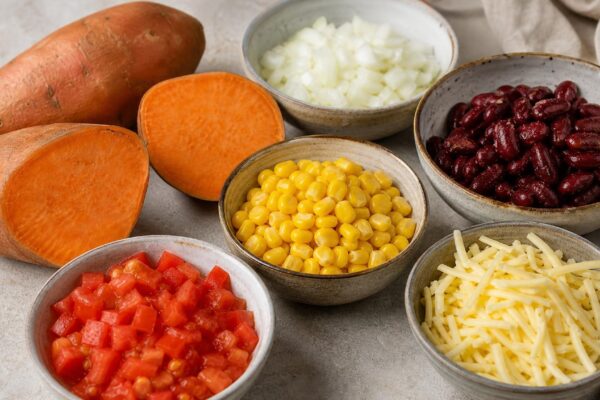 Zutaten- und Vorbereitungsansicht. Rezept: Überbackene Süßkartoffeln mit Bohnen und Mais