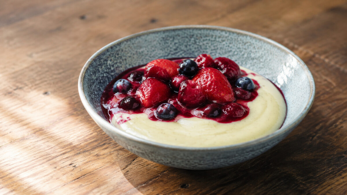 Hauptansicht des fertigen Gerichts. Rezept: Vanillepudding mit Beerenkompott