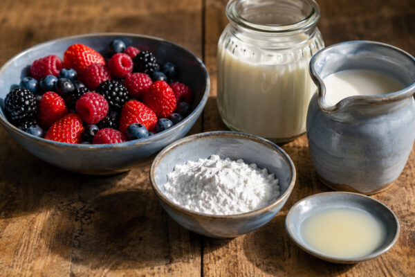 Zutaten- und Vorbereitungsansicht. Rezept: Vanillepudding mit Beerenkompott