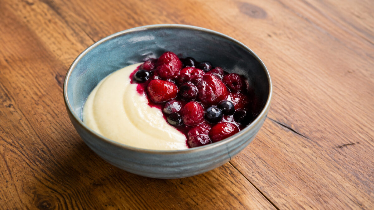 Fertiges Gericht aus einer alternativen Perspektive. Rezept: Vanillepudding mit Beerenkompott