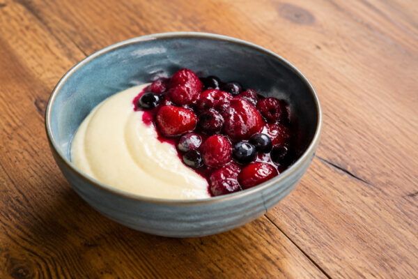 Fertiges Gericht aus einer alternativen Perspektive. Rezept: Vanillepudding mit Beerenkompott