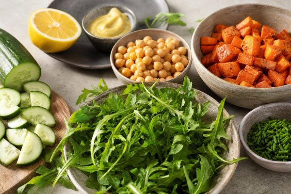 Zutaten- und Vorbereitungsansicht. Rezept: Warmer Süßkartoffelsalat mit Kichererbsen