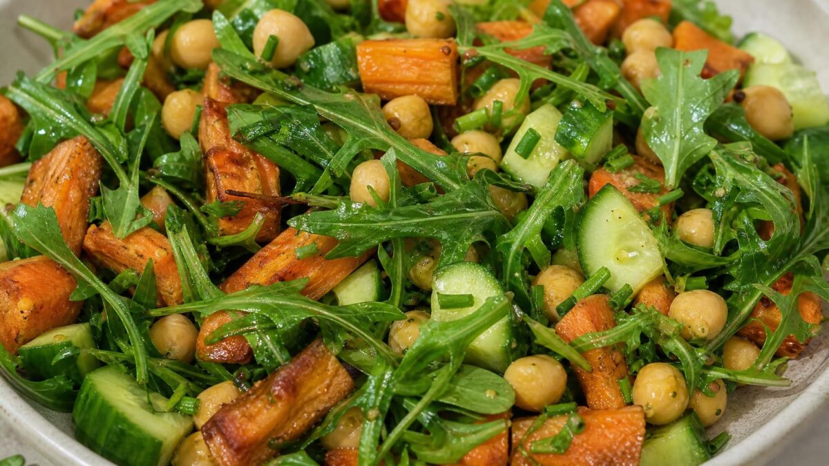 Fertiges Gericht aus einer alternativen Perspektive. Rezept: Warmer Süßkartoffelsalat mit Kichererbsen