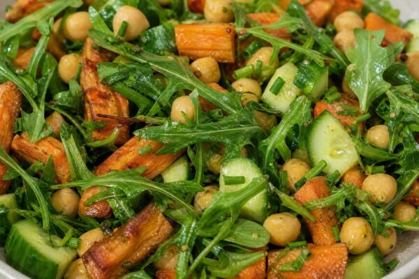 Fertiges Gericht aus einer alternativen Perspektive. Rezept: Warmer Süßkartoffelsalat mit Kichererbsen