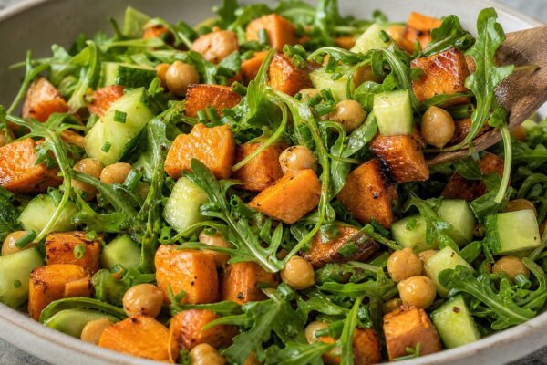 Servierszene mit dem fertigen Gericht. Rezept: Warmer Süßkartoffelsalat mit Kichererbsen