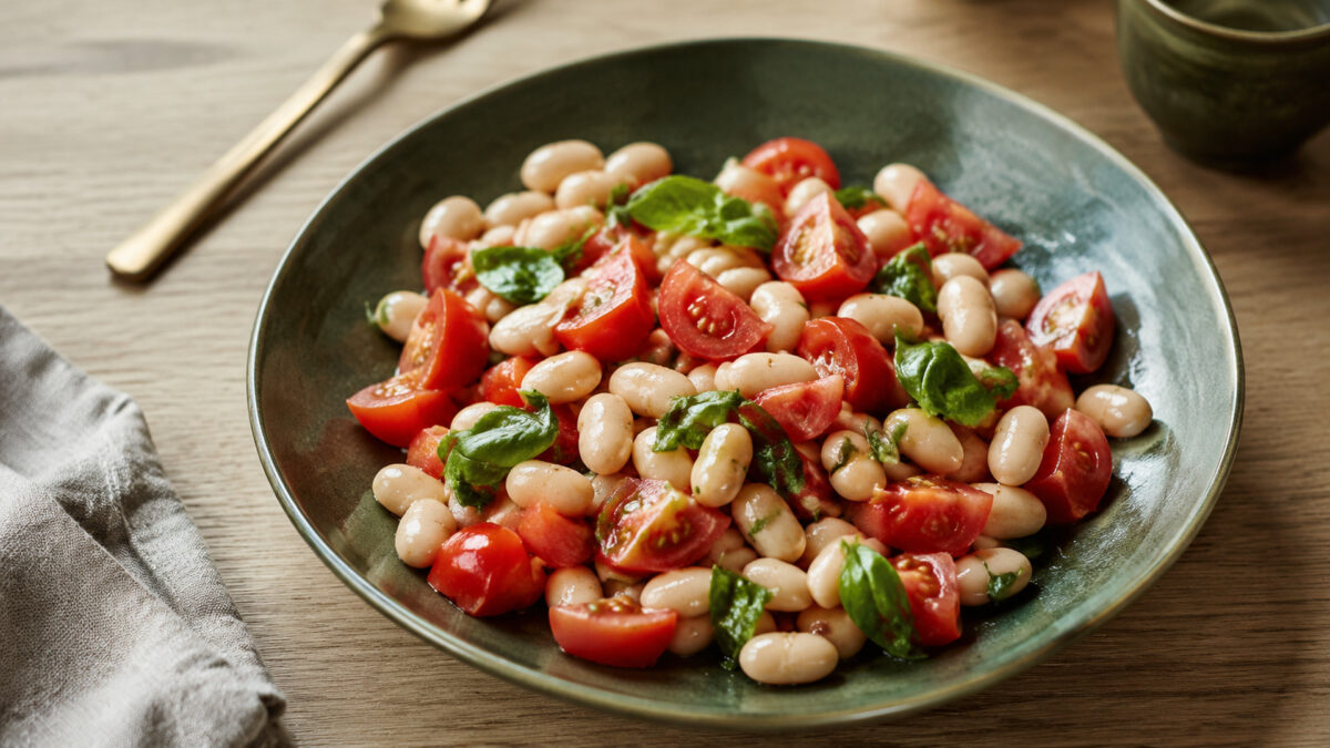 Fertiges Gericht aus alternativer Perspektive. Rezept: Weiße-Bohnen-Tomaten-Salat mit Basilikum