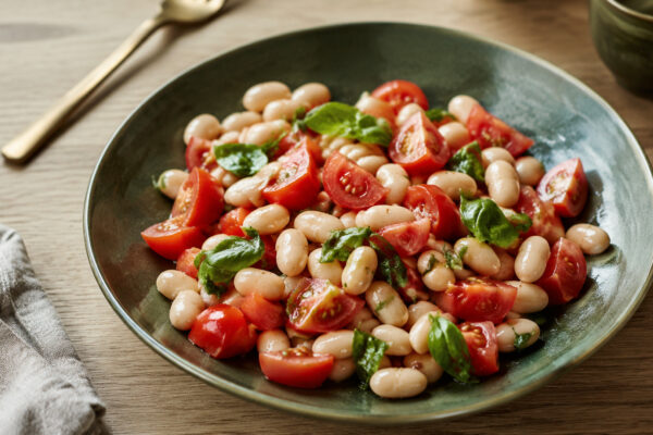 Fertiges Gericht aus alternativer Perspektive. Rezept: Weiße-Bohnen-Tomaten-Salat mit Basilikum
