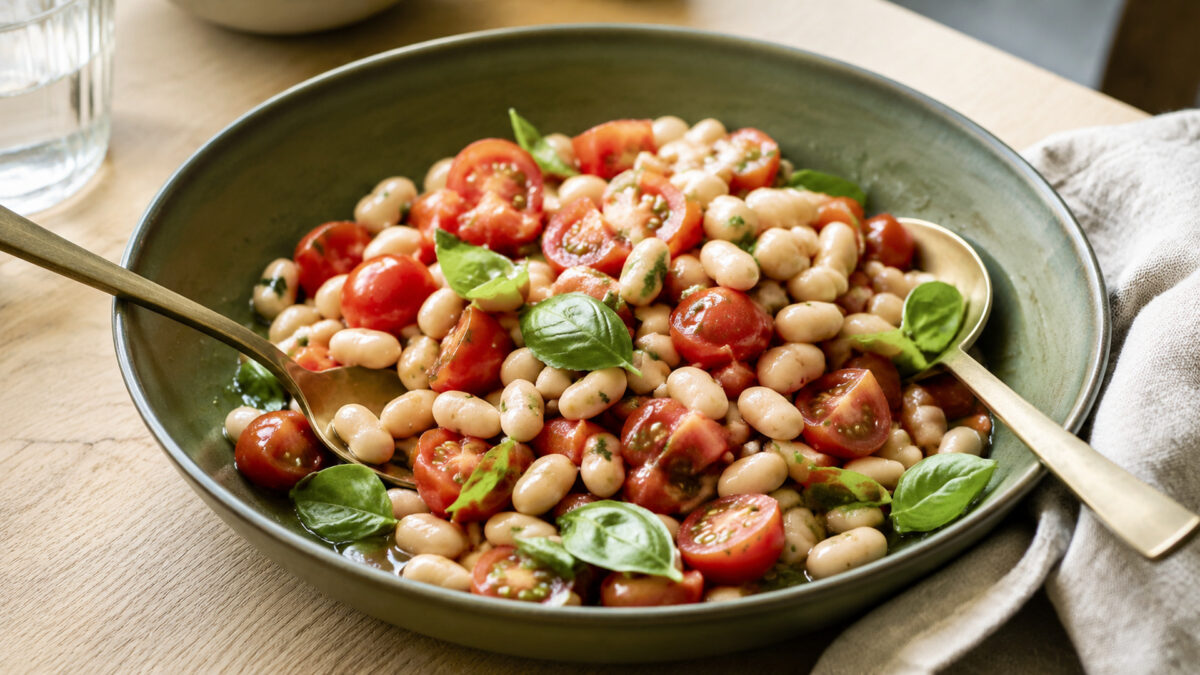 Servierszene mit dem fertigen Gericht. Rezept: Weiße-Bohnen-Tomaten-Salat mit Basilikum