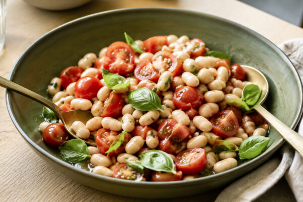 Servierszene mit dem fertigen Gericht. Rezept: Weiße-Bohnen-Tomaten-Salat mit Basilikum
