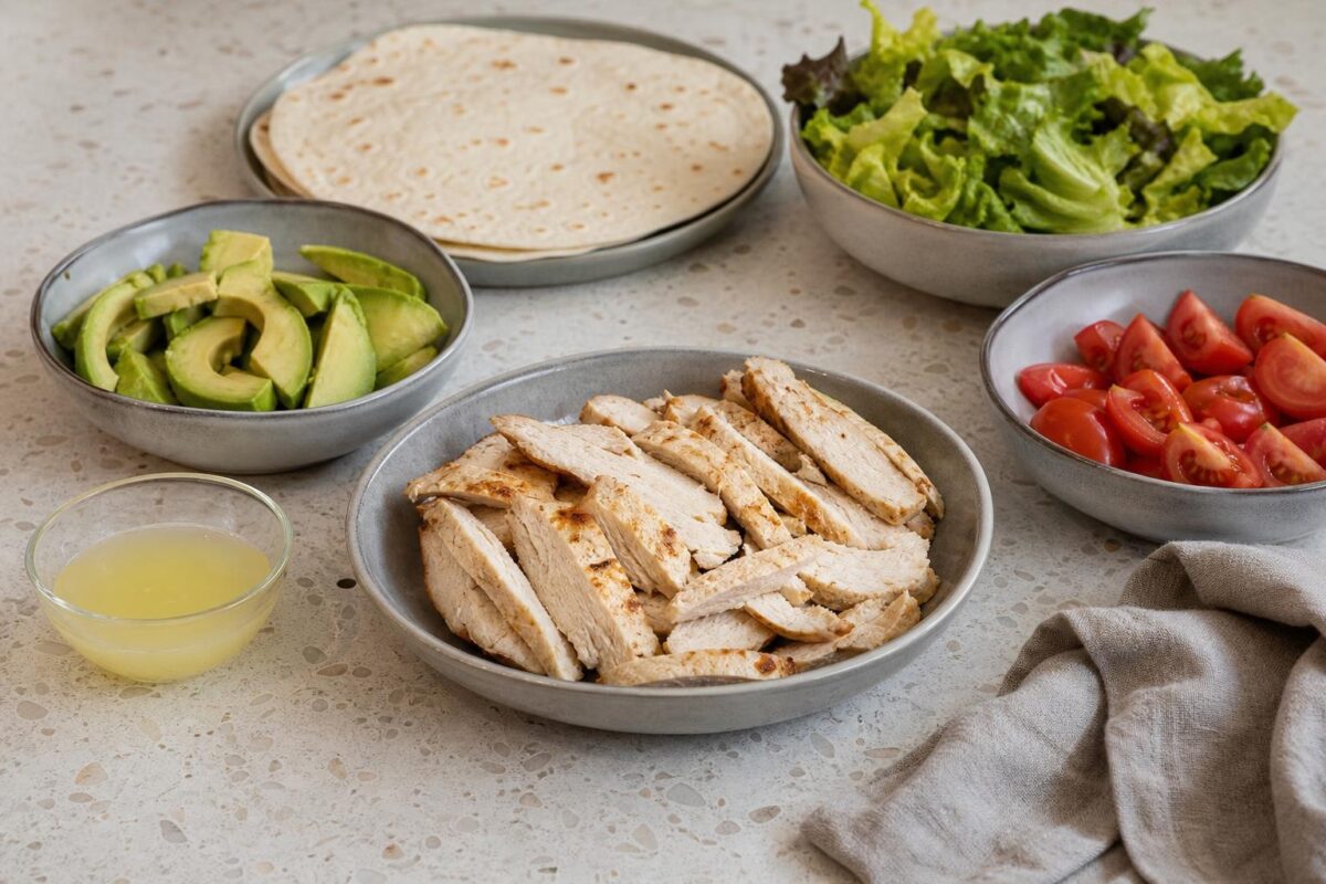 Zutaten- und Vorbereitungsansicht. Rezept: Wraps mit Hähnchen, Salat und Avocado
