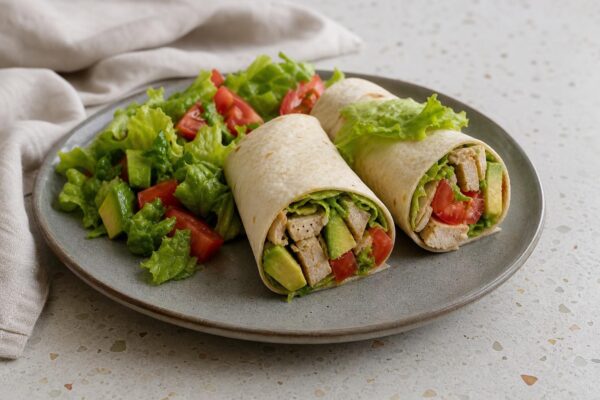 Fertiges Gericht aus einer alternativen Perspektive. Rezept: Wraps mit Hähnchen, Salat und Avocado