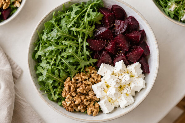 Ziegenkäse-Rote-Bete-Bowl mit Rucola