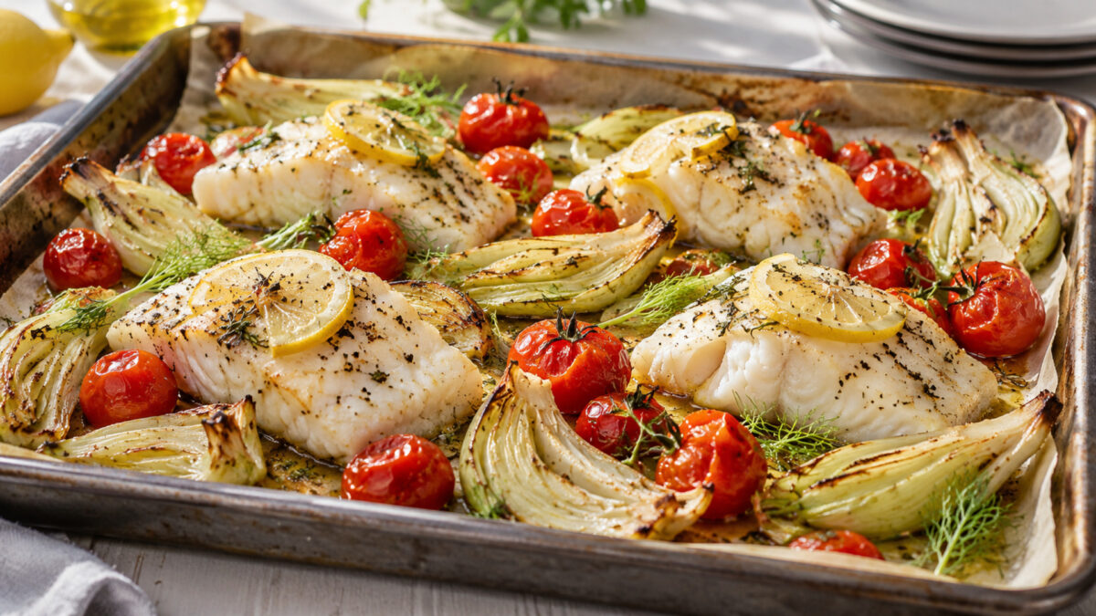 Zitronen-Kabeljaustücke vom Blech mit Fenchel und Kirschtomaten