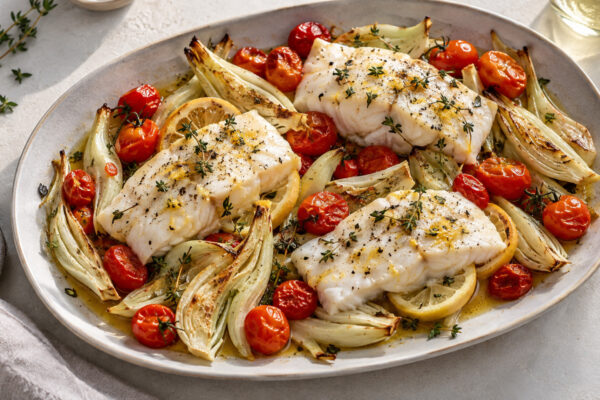 Zitronen-Kabeljaustücke vom Blech mit Fenchel und Kirschtomaten