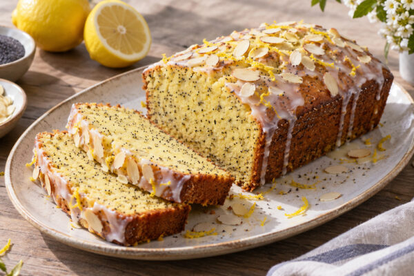 Zitronen-Mohn-Kuchen mit Mandeln: Fertiges Gericht als zentrales Hauptmotiv.
