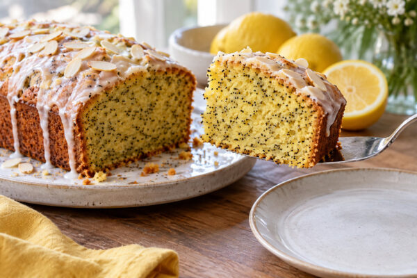 Zitronen-Mohn-Kuchen mit Mandeln: Alternative Anrichtung oder aktive Servierszene.