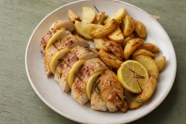 Fertiges Gericht aus einer alternativen Perspektive. Rezept: Zitronenhähnchen mit Ofenkartoffeln