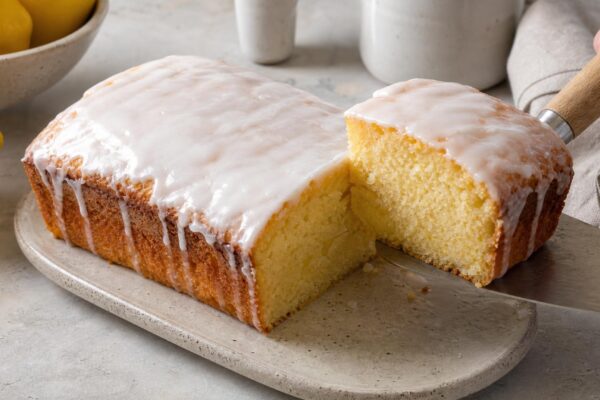 Servierszene mit dem fertigen Gericht. Rezept: Zitronenkuchen mit Zuckerguss