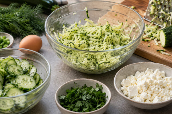Zucchini-Feta-Puffer mit Gurkensalat