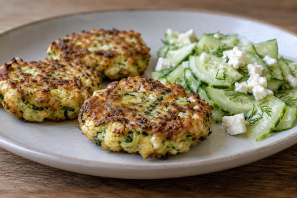 Zucchini-Feta-Puffer mit Gurkensalat