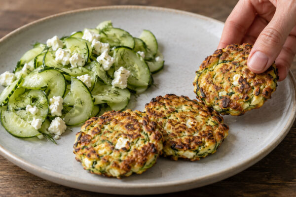 Zucchini-Feta-Puffer mit Gurkensalat