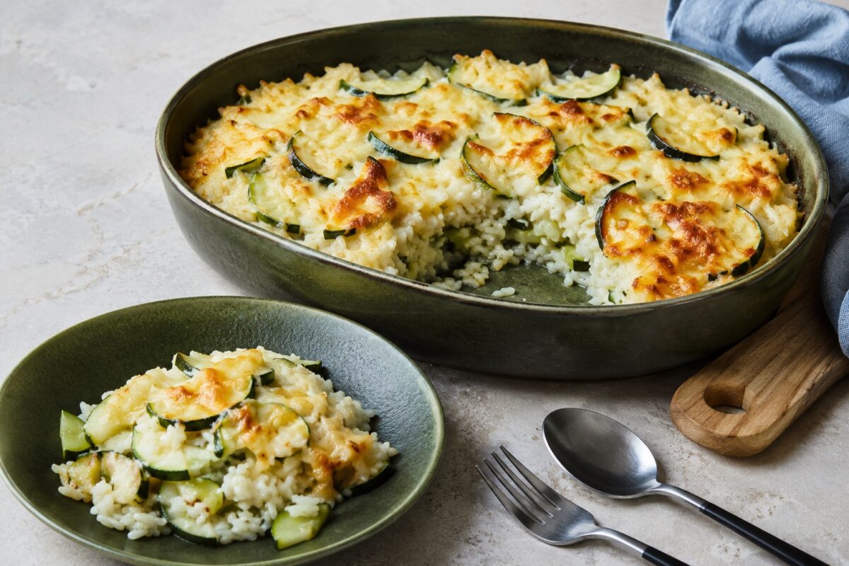 Hauptansicht des fertigen Gerichts. Rezept: Zucchini-Reis-Auflauf mit laktosefreiem Käse