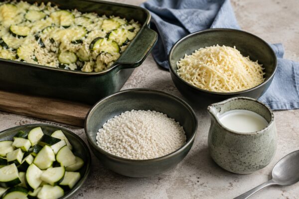 Zutaten- und Vorbereitungsansicht. Rezept: Zucchini-Reis-Auflauf mit laktosefreiem Käse