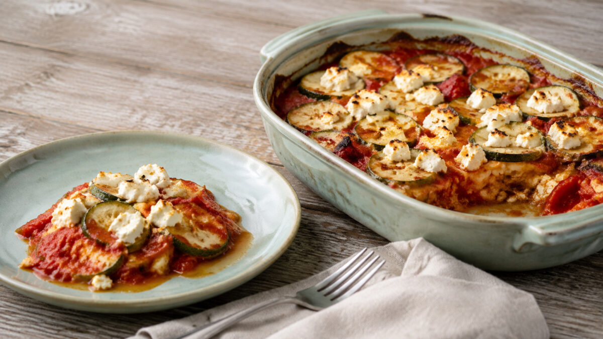 Hauptansicht des fertigen Gerichts. Rezept: Zucchini-Tomaten-Auflauf mit laktosefreiem Feta