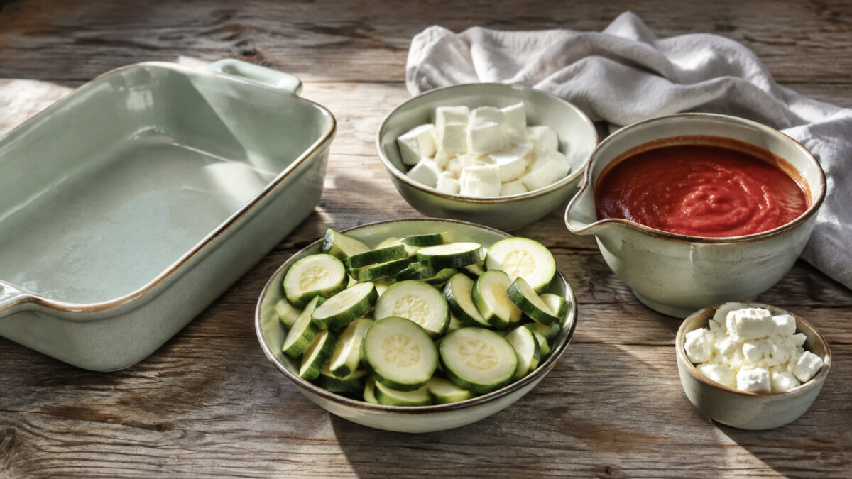 Zutaten- und Vorbereitungsansicht. Rezept: Zucchini-Tomaten-Auflauf mit laktosefreiem Feta