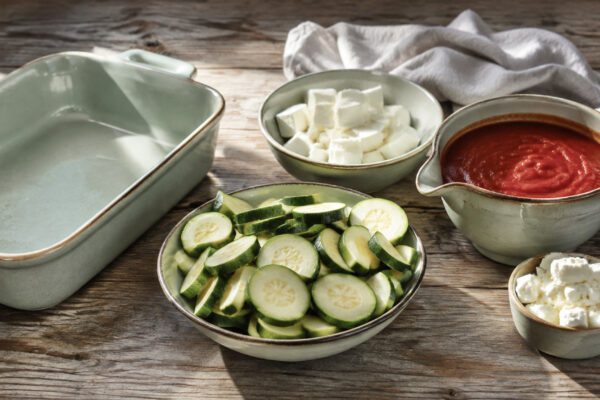 Zutaten- und Vorbereitungsansicht. Rezept: Zucchini-Tomaten-Auflauf mit laktosefreiem Feta