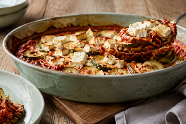 Servierszene mit dem fertigen Gericht. Rezept: Zucchini-Tomaten-Auflauf mit laktosefreiem Feta